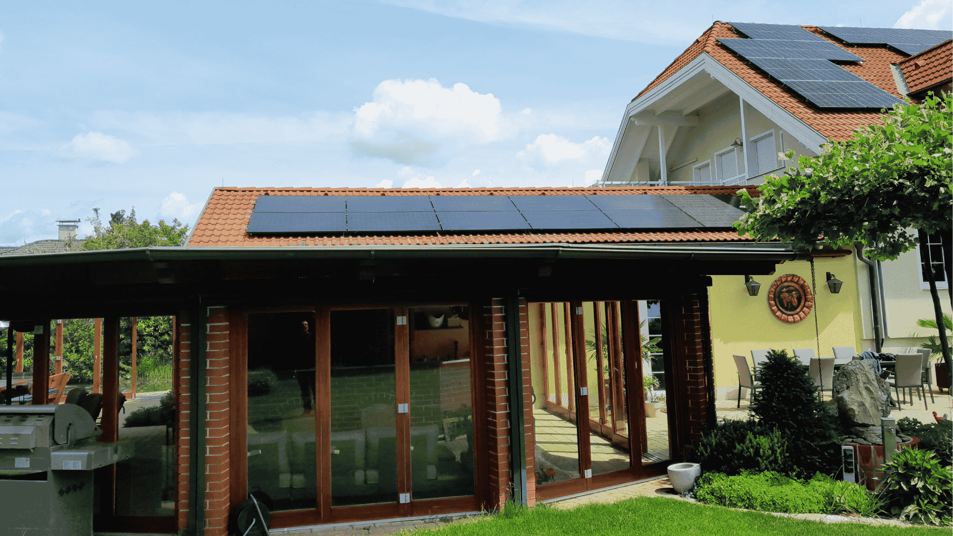Haus mit Solaranlage auf dem Dach