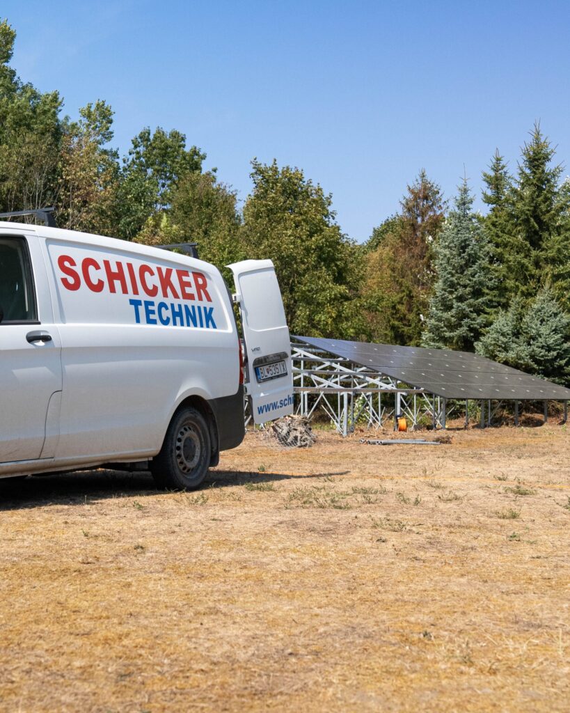Bild: Lieferwagen in der Nähe von Solarmodulen in einem bewaldeten Gebiet