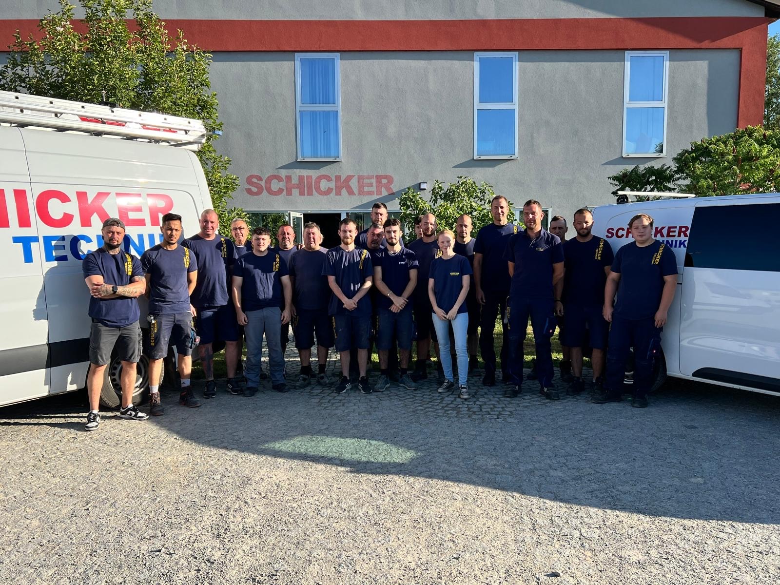Das Schicker Techniker-Team vor dem Firmengebäude.