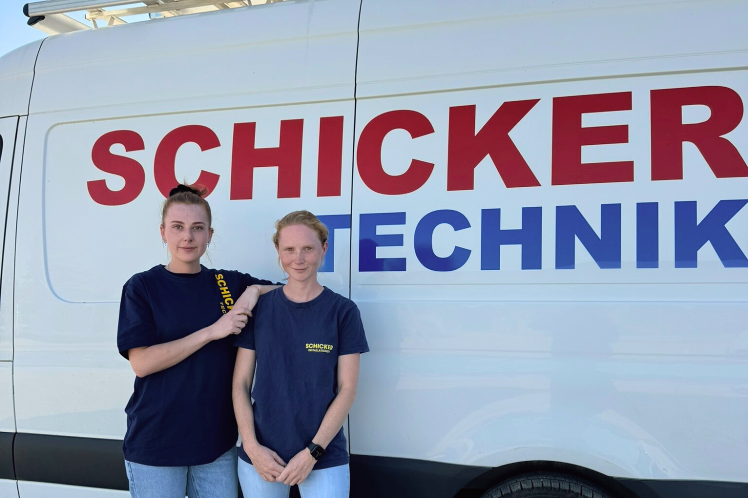 Zwei Personen vor Schicker Technik Fahrzeug